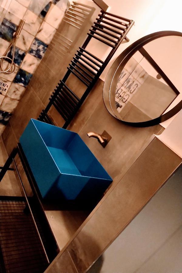 Garage47 Storica Officina Meccanica Loft B&B In 피엔자 외부 사진